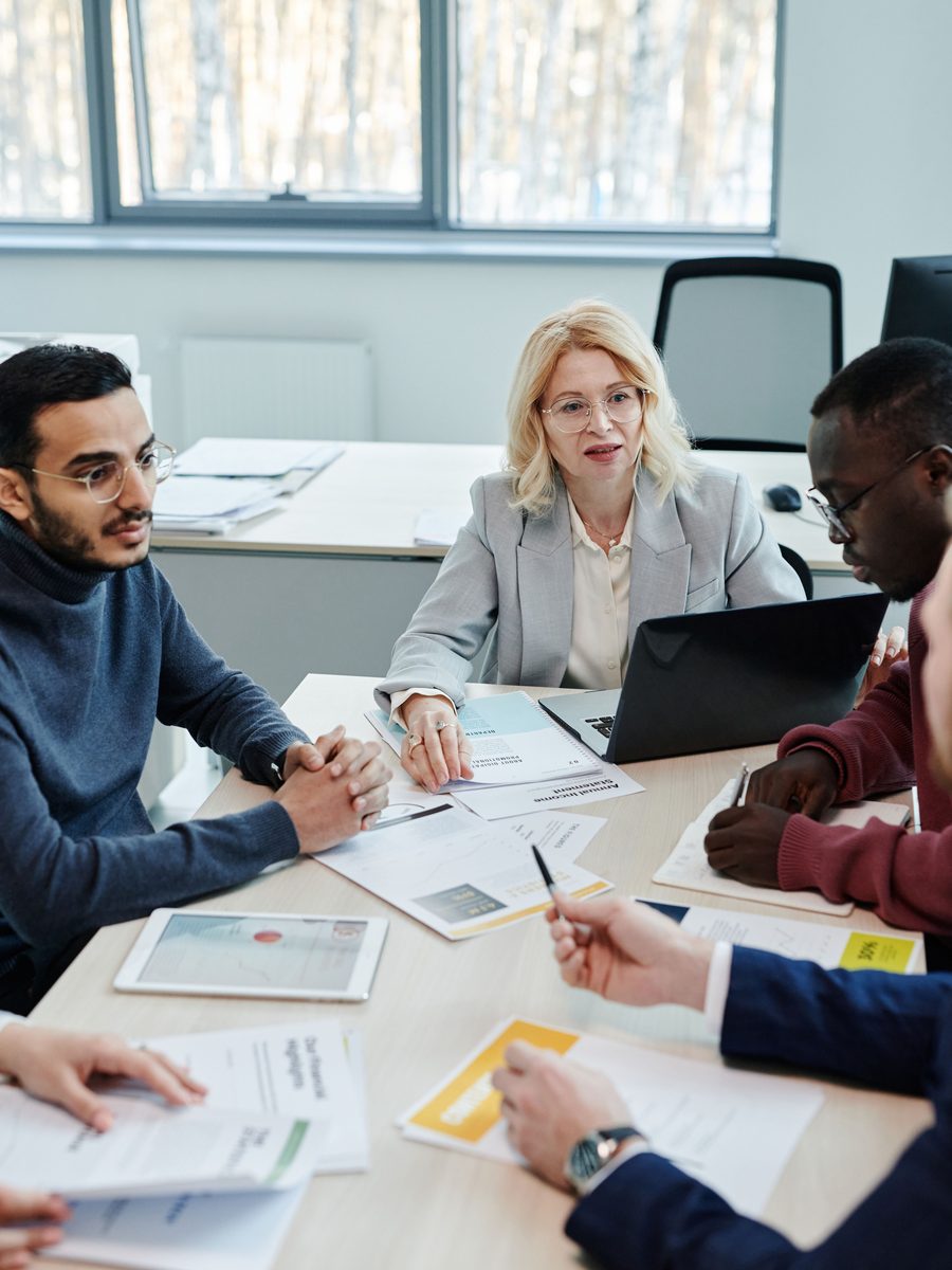 Een managementteam rond een tafel