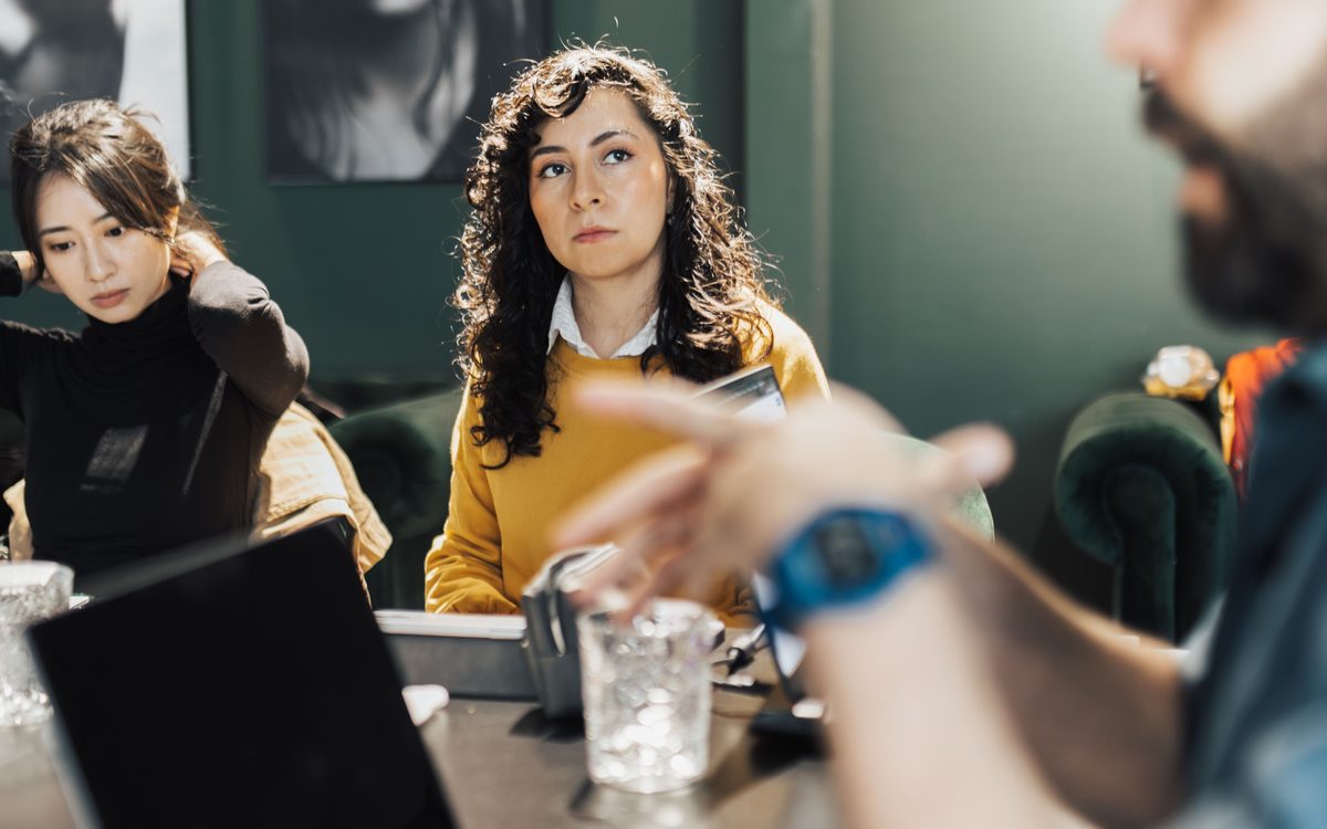 Een groep collega's in gesprek